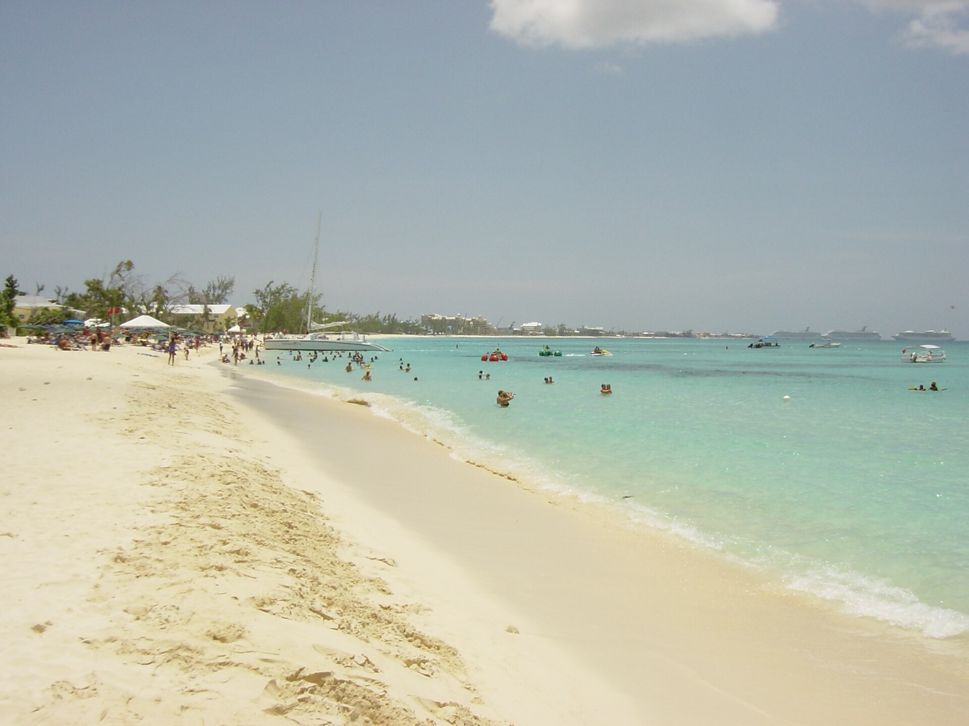 Seven Mile Beach in Grand Cayman, a long stretch of white sand and calm turquoise water
