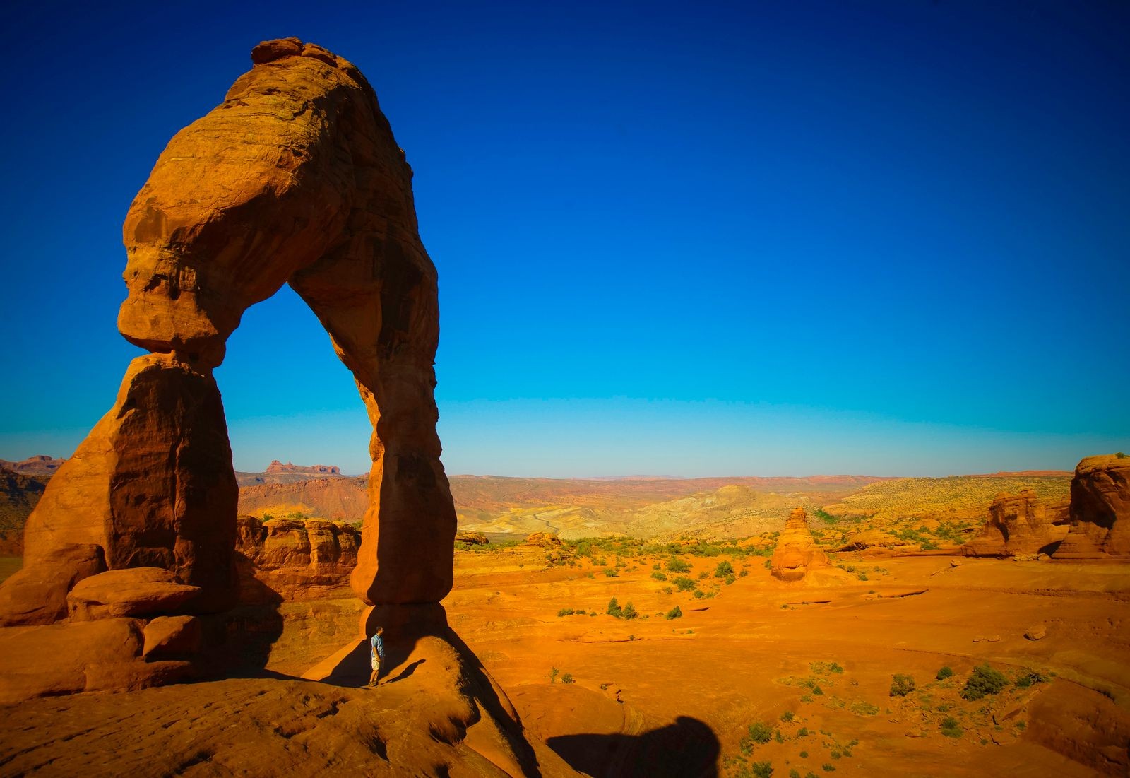 Delicate Arch standing against a clear blue sky in Arches National Park