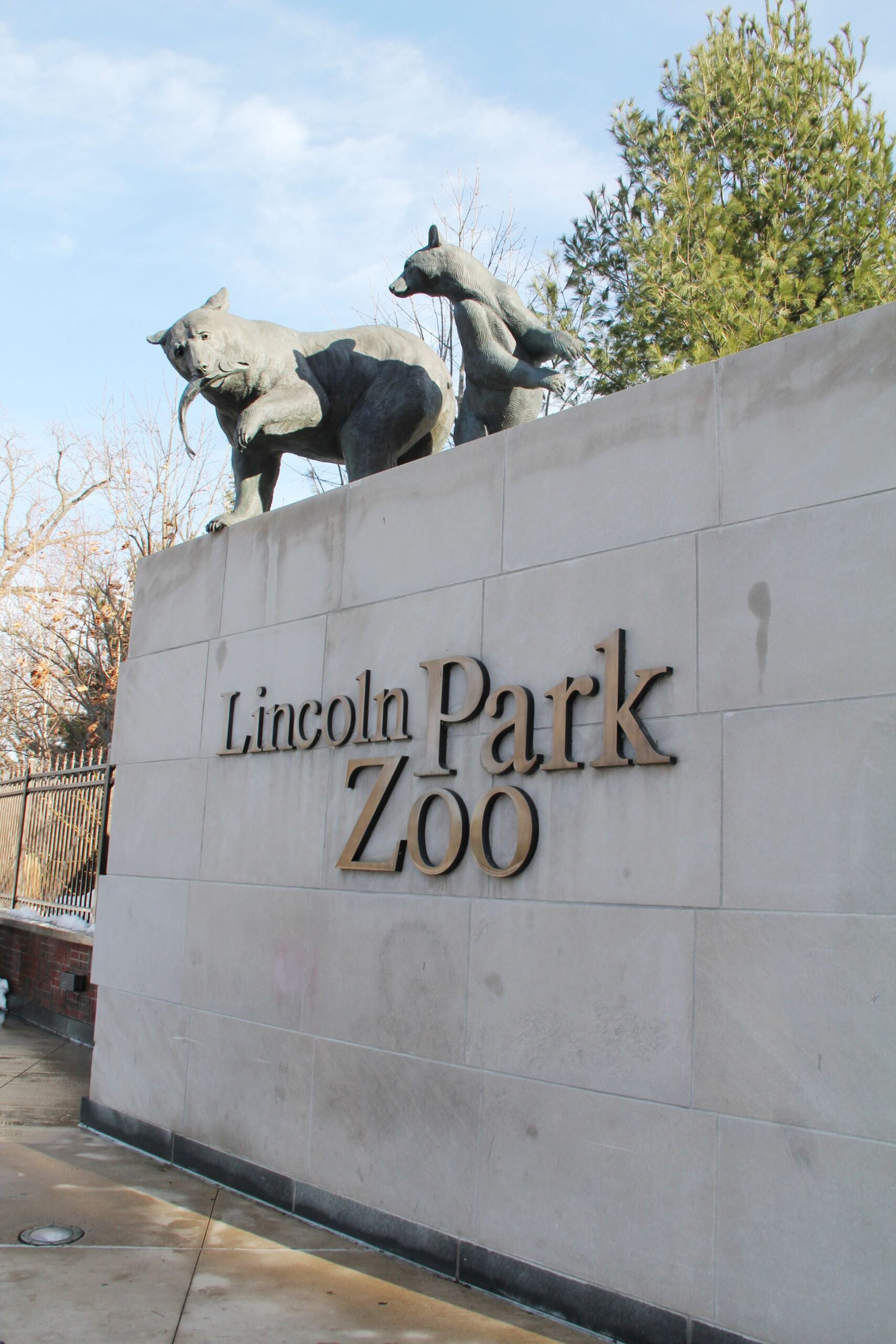 Visitors at Lincoln Park Zoo in Chicago on a summer day