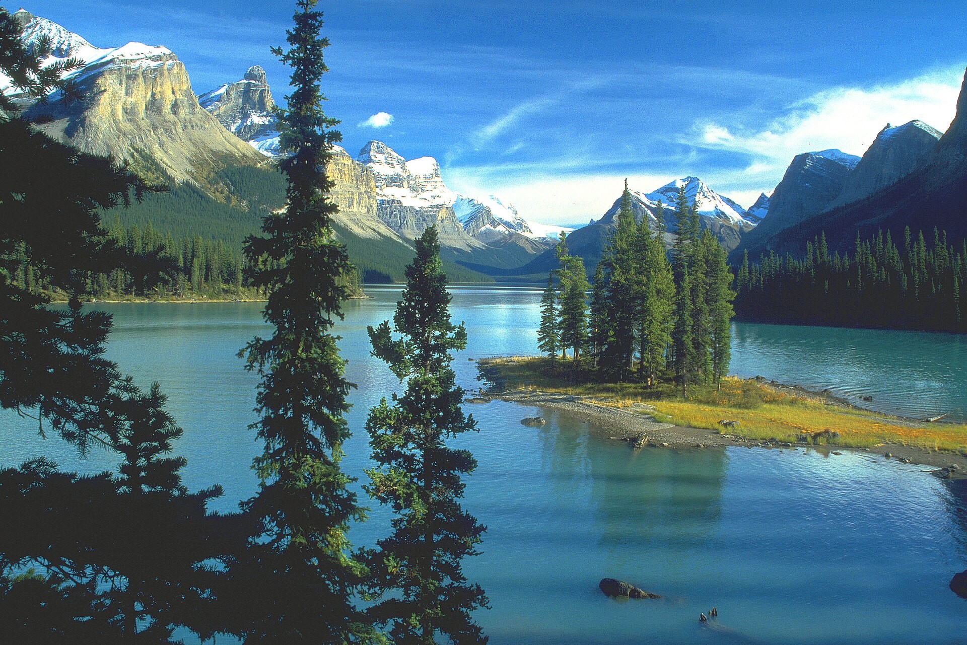 Spirit Island and the glacial blue water of Maligne Lake in Jasper National Park