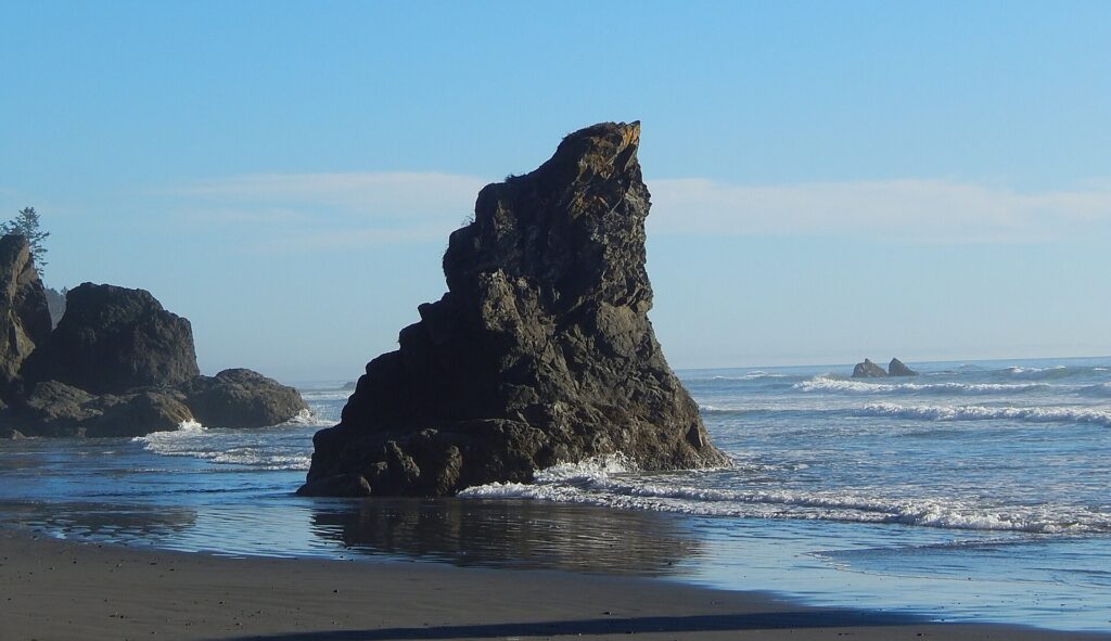 Sea stack and rocky shoreline at Ruby Beach on the Olympic coast