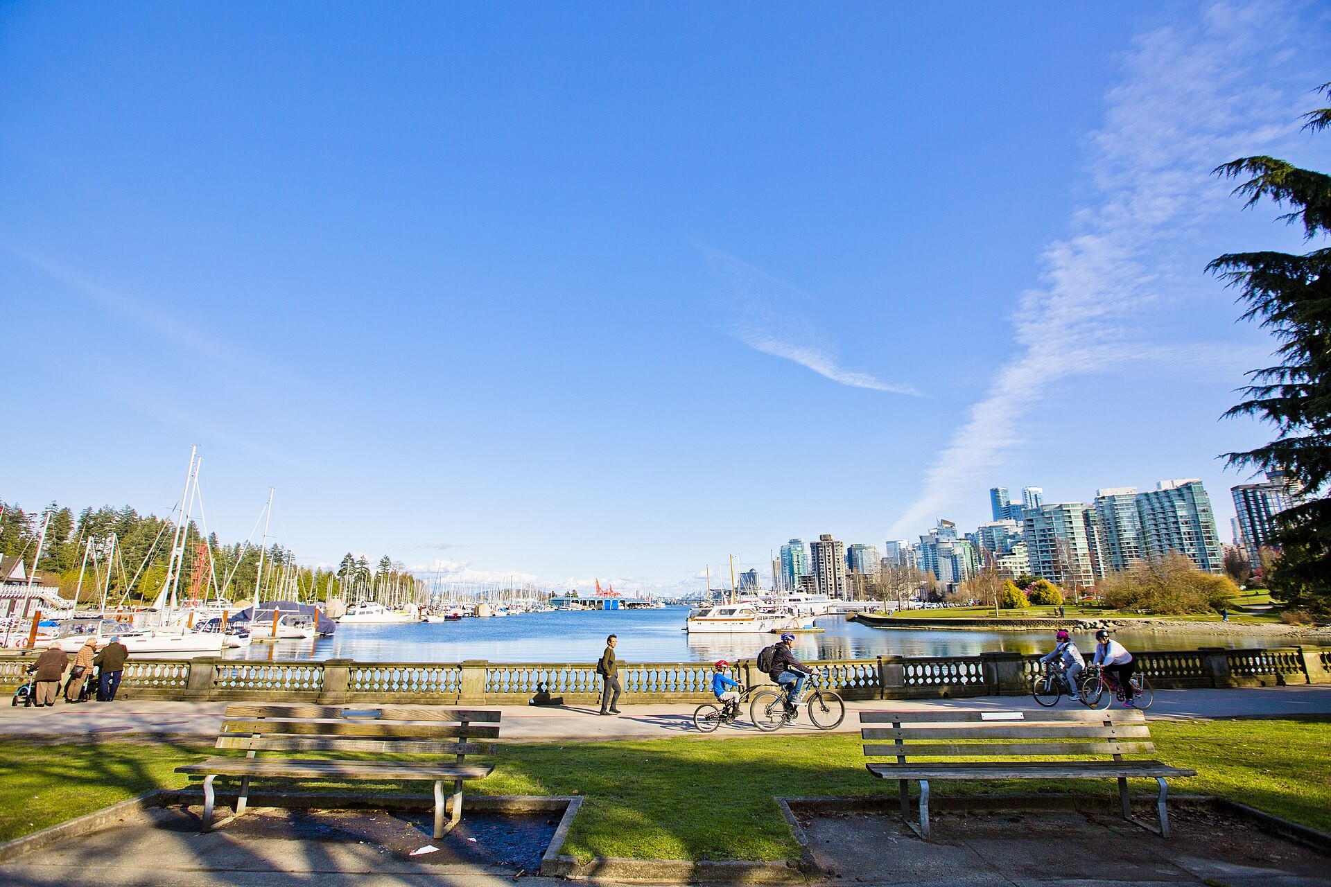 Stanley Park seawall path beside the water in Vancouver